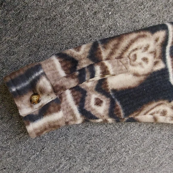 Wolf Patterned Button-Up Fleece Shirt - Picture 4 of 12